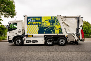Müllsammelwagen mit der Aufschrift: Wir sorgen für die Entsorgung. 100% elektrisch