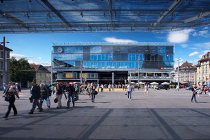 Die Fassade des Bahnhofs Bern, fotografiert vom Baldachin.
