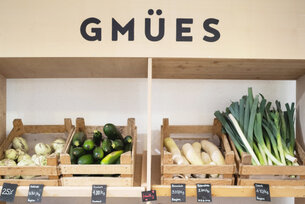 Angebot an Gemüse im Gmüesgarte: Lauch, Zucchetti, Kohlrabi und Bierrettich