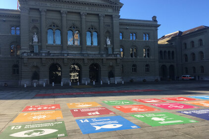 Im Oktober 2021 wurden die Icons der SDGs gross auf dem Boden des Bundesplatzes angebracht.