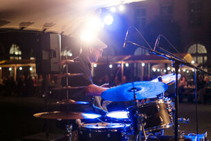 Ein abendliches Konzert im Innenhof des Generationenhauses. Das Bild zeigt den Schlagzeuger.