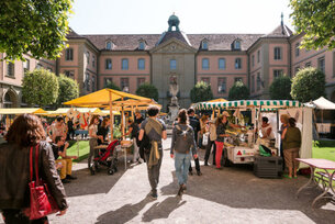 Der Innenhof des Generationenhauses. Anlässlich der Kulinata sind Stände aufgebaut. Menschen.